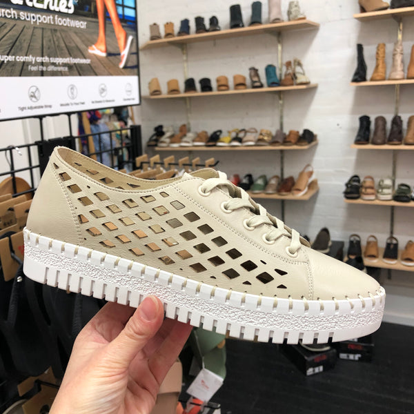 Django & Juliette Mandle ~ White ~ Black ~ Almond ~ Tan ~ Leather