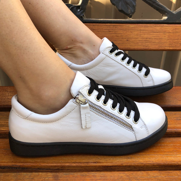 Rilassare Bos White and Black sneaker