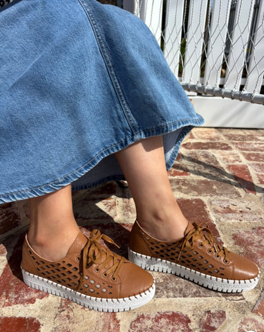 Django & Juliette Mandle ~ White ~ Black ~ Almond ~ Tan ~ Leather