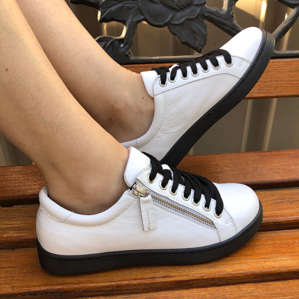 Rilassare Bos White and Black sneaker