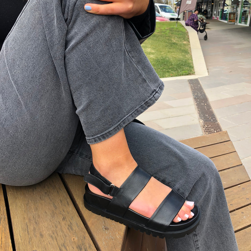 Django & Juliette Unaid ~ 2 Colours ~ Black ~ Cafe