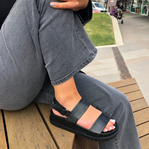 Django & Juliette Unaid ~ 2 Colours ~ Black ~ Cafe