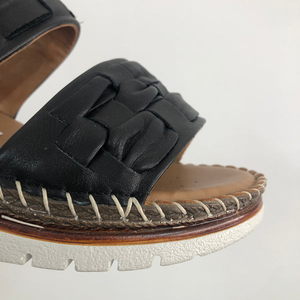 Le Sansa Frappa ~ Black ~ Tan