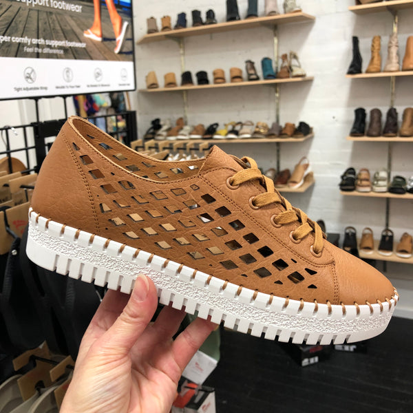 Django & Juliette Mandle ~ White ~ Black ~ Almond ~ Tan ~ Leather