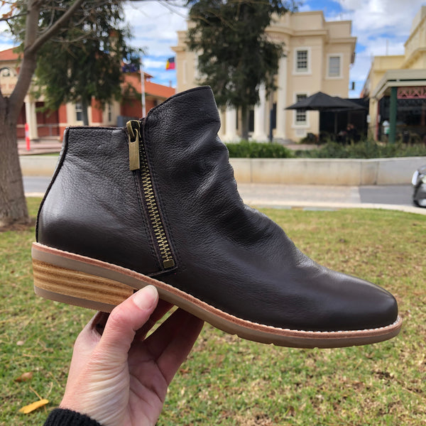 Django & Juliette Lankin ~ Black ~ Chocolate ~ Navy ~ Leather