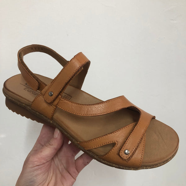 Sala ~ Avon 2 Colours ~ Black ~ Coconut ~ Leather