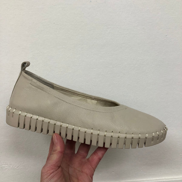 Django & Juliette Heaton ~ White ~ Almond ~ Black/White ~ Leather