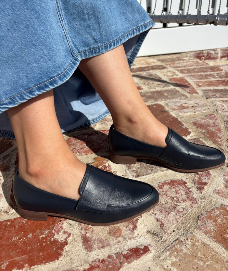 Django & Juliette Gabrian Tan ~ Navy ~ Black Patent Leather