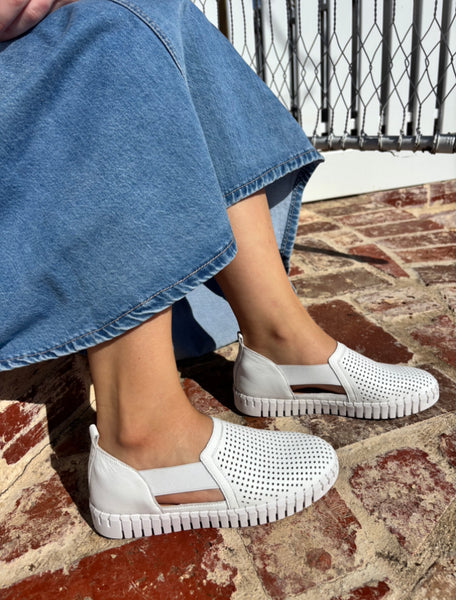 Django & Juliette Habiki ~ White ~ Almond ~ Leather