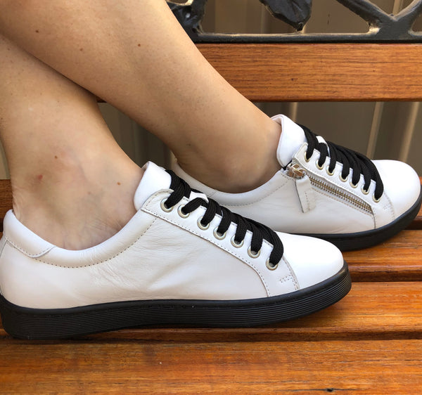 Rilassare Bos White and Black sneaker