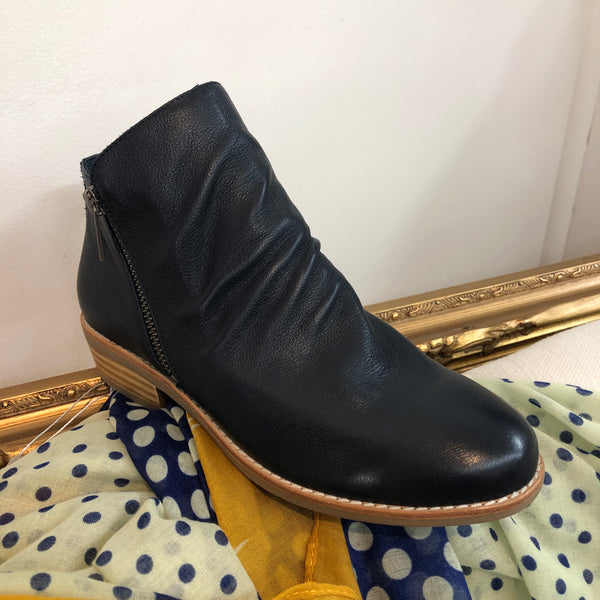 Django & Juliette Lankin ~ Black ~ Chocolate ~ Navy ~ Leather