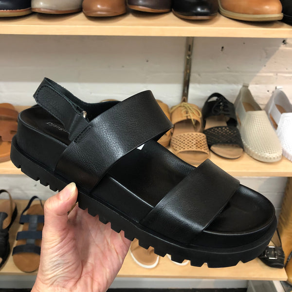 Django & Juliette Unaid ~ 2 Colours ~ Black ~ Cafe